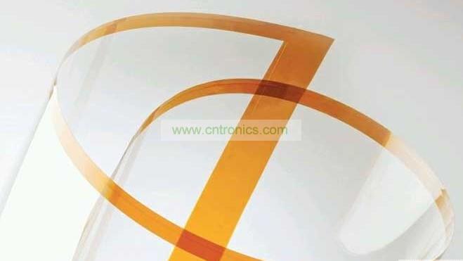 將Willow Glass卷成圓筒狀。