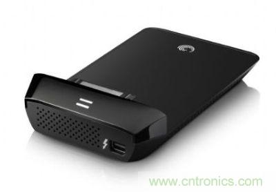 Thunderbolt高速傳輸接口可轉(zhuǎn)換成SATA接口，連接2.5寸硬盤產(chǎn)品