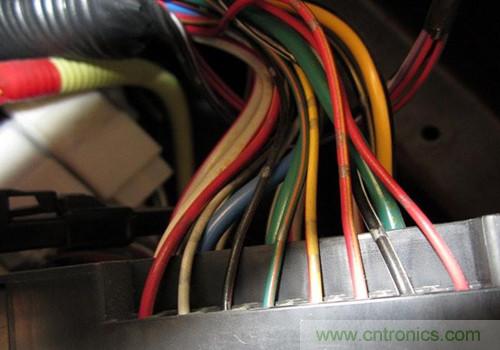 控制盒放置在方向盤(pán)軸外套