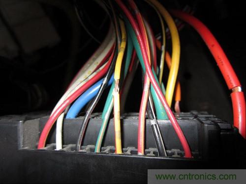 控制線25線--黃底紅條，電容器輸出線為最大的藍(lán)色線，接蓄電池正極的線為白底紅條粗線