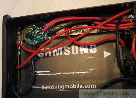 電池盒，安裝上鋰電池，用于外部強光LED供電