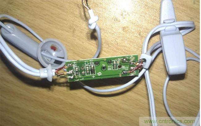 背面：電阻，電容，電感。接線(xiàn)圖也有標(biāo)注。很復(fù)雜的線(xiàn)控。