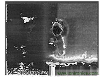 受ESD影響，氧化物沖進一個小孔