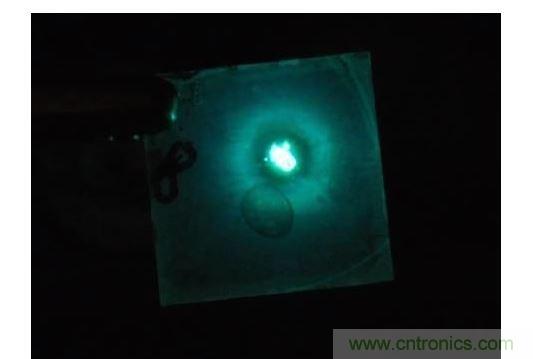 只需要一點點不同于傳統(tǒng)的配方，相同的單層也可以發(fā)出明亮的藍光