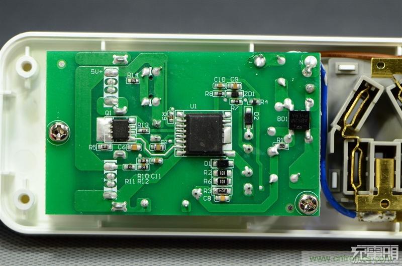 航嘉智能插線板拆解評(píng)測(cè)：看老牌機(jī)電如何&rdquo;秒殺&ldquo;后起之秀