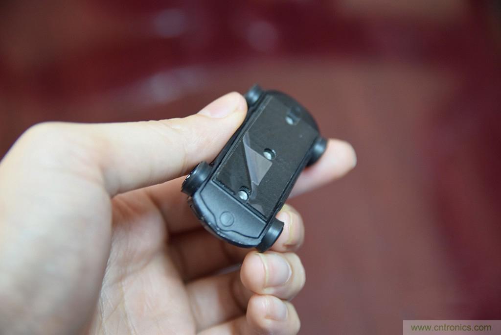 虛擬與現(xiàn)實(shí)相結(jié)合的飛車游戲，讓你體驗(yàn)速度與激情的碰撞！