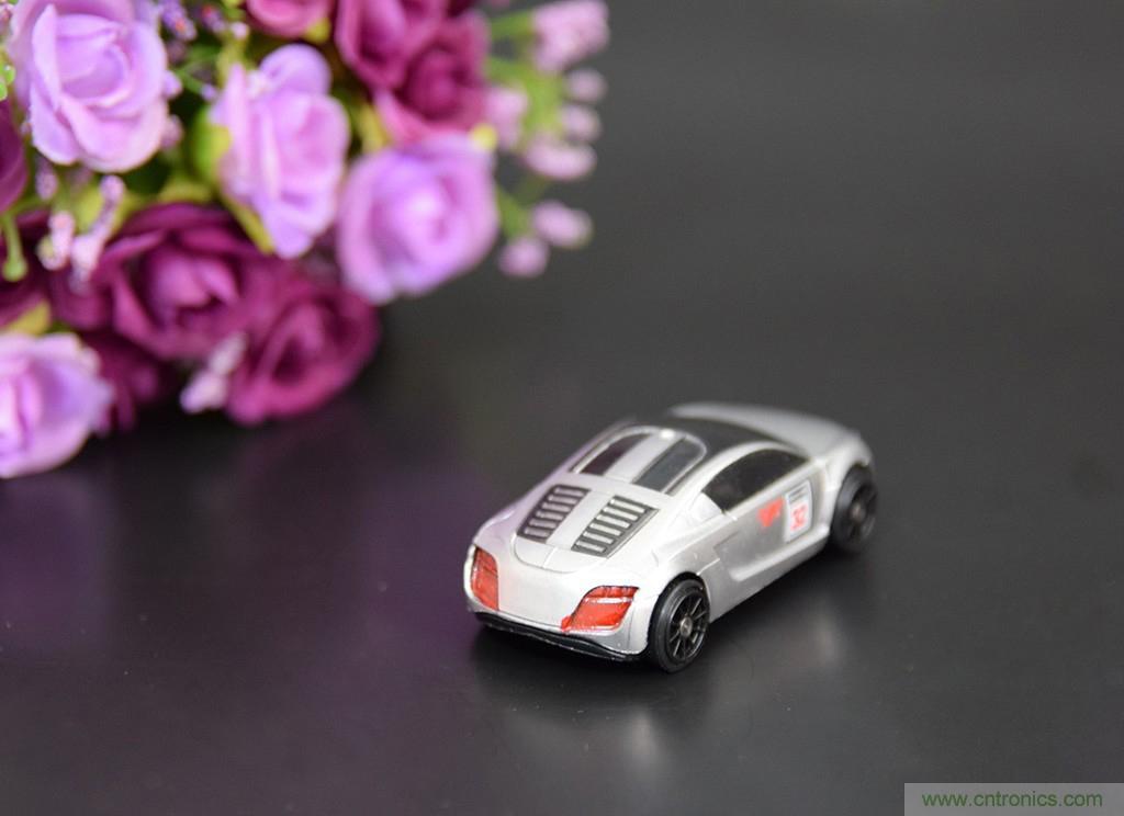 虛擬與現(xiàn)實(shí)相結(jié)合的飛車游戲，讓你體驗(yàn)速度與激情的碰撞！