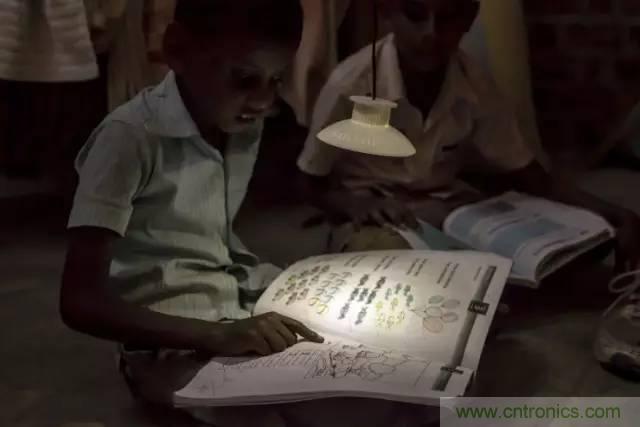 單靠重力就能工作的燈，將為15億人帶來光明