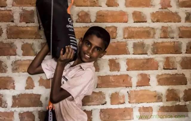 單靠重力就能工作的燈，將為15億人帶來光明