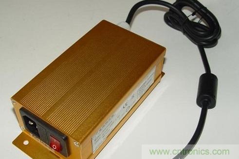 【導讀】本文總結出針對于LED電源EMC/EMI的主要幾個控制技術：電路措施、EMI濾波、元器件選擇、屏蔽和印制電路板抗干擾設計等。如果能正確合理的對這些問題進行解決，就可順利通過3C認證。  在電路當中，EMC和EMI的問題是人們始終關心的話題。在LED電路中，對于EMC和EMI的要求同樣非常高。本文將為大家介紹LED產品設計當中關于解決EMI與EMC的解決方法，感興趣的朋友快來看一看吧。  　　要解決LED驅動電源的電磁干擾問題，從硬件上可從以下幾個方面入手：  　　減少開關電源本身的干擾  　　軟開關技術，在原有的硬開關電路中增加電感和電容元件，利用電感和電容的諧振，降低開關過程中的du/dt和di/dt，使開關器件開通時電壓的下降先于電流的上升，或關斷時電流的下降先于電壓的上升，來消除電壓和電流的重疊。開關頻率調制技術，通過調制開關頻率fc，把集中在fc及其諧波2fc、 3fc&hellip;上的能量分散到它們周圍的頻帶上，以降低各個頻點上的EMI幅值。元器件的選擇，選擇不易產生噪聲、不易傳導和輻射噪聲的元器件。通常特別值得注意的是，二極管和變壓器等繞組類元器件的選用。反向恢復電流小、恢復時間短的快速恢復二極管是開關電源高頻整流部分的理想器件。合理使用電磁干擾濾波器，EMI濾波器的主要目的之一，電網噪聲是電磁干擾的一種，它屬于射頻干擾（RFI），其傳導噪聲的頻譜大致為10KHz~30MHz，最高可達 150MHz。  　　在一般情況下，差模干擾幅度小，頻率低，所造成的干擾較小;共模干擾幅度大，頻率高，還可以通過導線產生輻射，所造成的干擾較大。欲削弱傳導干擾，最有效的方法就是在開關電源輸入和輸出電路中加裝電磁干擾濾波器。LED電源一般采用簡易式單級EMI濾波器，主要包括共模扼流圈和濾波電容。EMI濾波器能有效抑制開關電源適配器的電磁干擾。 1 　　通過切斷干擾信號的傳播途徑來減少電磁干擾問題  　　第一種情況是電源線干擾可以使用電源線濾波器濾除。一個合理有效的開關電源EMI濾波器應該對電源線上差模和共模干擾都有較強的抑制作用。改善PCB板的電磁兼容性設計PCB是LED電源系統中電路元件和器件的支撐件，它提供電路元件和器件之間的電氣連接。隨著電子技術的飛速發展，PCB的密度越來越高。 PCB設計的好壞對LED電源系統的電磁兼容性影響很大。  　　實踐證實，即使電路原理圖設計正確，印刷電路板設計不當，也會對LED電源系統的可靠性產生不利影響。PCB抗干擾設計主要包括PCB布局、布線及接地，其目的是減小PCB的電磁輻射和PCB上電路之間的串擾。還有，一般變壓器電磁干擾引發的交流聲頻率一般為50HZ左右，而地線布線不當導致的交流聲，由于整流電路的倍頻作用頻率約為100HZ，仔細區分還是可以察覺的。因此，在設計印刷電路板的時候，應留意采用正確的方法，遵守PCB設計的一般原則，并應符合抗干擾的設計要求。  　　主動大幅增強受干擾體的抗干擾能力  　　在LED電源系統中輸進/輸出也是干擾源的傳導線，和接收射頻干擾信號的拾檢源，我們設計時一般要采取有效的措施：采用必要的共模/差模抑制電路，同時也要采取一定的濾波和防電磁屏蔽措施以減小干擾的進進。在條件許可的情況下盡可能采取各種隔離措施（如光電隔離或者磁電隔離），從而阻斷干擾的傳播。防雷擊措施，室外使用的LED電源系統或從室外排擠引進室內的電源線、信號線，要考慮系統的防雷擊題目。常用的防雷擊器件有：氣體放電管、 TVS（Transient Voltage Suppression）等。氣體放電管是當電源的電壓大于某一數值時，通常為數十V或數百V，氣體擊穿放電，將電源線上強沖擊脈沖導進大地。TVS可以看成兩個并聯且方向相反的齊納二極管，當兩端電壓高于某一值時導通。其特點是可以瞬態通過數百乃上千A的電流。