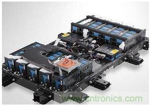 【導讀】電池管理系統（BMS）作為實時監控、自動均衡、智能充放電的電子部件，起到保障安全、延長壽命、估算剩余電量等重要功能，通過一系列的管理和控制，保障電動汽車的正常運行。   據相關統計，2013年全球電池管理系統市場產值成長逾10%，2014年至2016年成長幅度將大幅躍升至25-35%。到2020年前，電動汽車將保持約15%~30%的年復合增長率，除了純電動汽車、插電式混合動力汽車和混合動力汽車的數量增長之外，新型的48V輕度混合動力系統也將顯著促進增長。鑒于此，電子發燒友采訪了美國力特公司（Littelfuse）中國區銷售總監查勇。  針對當前市場，力特公司中國區銷售總監查勇談到，當前基于低或零排放而改善空氣質量的需求，對汽車提出更高的效率要求，隨著整個汽車中電負載的增加（如汽車動力的提升、多媒體用電等），要求高電壓供電以及更強大的供電系統。  目前電動汽車/混合動力汽車架構主要有四類：一是HEV（Hybrid），油、電混合動力，電池靠發動機充電；二是PEV（Plug-in），油、電混合，電池需外部充電；三是BEV（ Battery Electric Vehicle），純電池供電；四是化學燃料電池供電。查勇表示，當前油、電混合動力汽車占有的市場比例比較大，后期會慢慢往純電動轉型。   那么，鋰離子電池有哪些優勢？  我們知道，電動汽車的供電系統是由若干個鋰離子電池組成的。   鋰電池組是由一個個電池單元組成，每一個電池組大約有500~7000個單元，這對電池的管理與控制提出了更高的要求。   鋰電池技術將是任何類型電動汽車的基礎。查勇表示，目前還在不斷改進之中，未來將提供所需的最佳成本及功能性，對于成本在未來幾年里預計將降低四分之一到三分之一，而能量密度具有相同的增長幅度。在上圖中，鉛酸電池、鎳氫電池、鋰離子電池的比較表，可以看到鋰離子電池在功率密度和充電循環壽命上的優勢是其它無法替代的。    鋰電池系統存在哪些技術瓶頸？   對于鋰離子電池技術方面，還有很多地方需要進一步完善，查勇談到主要有三點：  其一，充放電狀態。當充放電狀態在一定范圍內時電池才能安全可靠地運行，高放電和過充電會降低鋰離子電池的效率和壽命，理想的荷電狀態為最大充電量的20%至90%左右；  其二，安全電池工作電壓。保持電池電壓在最低2 V和最高4.2 V之間，過高的電池電壓會導致過多的電流流動，在最壞的情況下，短路會破壞電池；  其三，熱管理。溫度控制尤為重要，因為過高的溫度可能會在負極過程中導致一種聯鎖反應，從而導致因可能的電極短路以及可燃氣體從有機溶劑（電解液）中除氣而發生危險情況。  要使電池工作在可靠和安全的狀態，就必須管理電池的充、放電狀態，及監管電池的安全工作電壓，目前大多采用的是主動均衡和被動均衡技術。查勇補充到，對于保護器件保險絲而言，小體積，高電壓仍是一個技術難點。  安全性方面該如何把控？  鋰離子電池需要通過電池管理系統進行仔細監測和調節，對電池管理系統本身進行保護是保證這一重要的系統在所有情況下（組裝、保養、正常操作）安全可靠。    在短路情況下，會在電力線上引起強大的電流。查勇表示，針對這樣的情況，推薦使用具有較高分斷能力的保險絲的合適的熔斷技術，如力特公司的0HEV系列。電池管理系統通常通過高阻抗感應線連接，因此短路電流會顯著降低，允許使用電子保險絲，電當然壓高低要求取決于電池結構。   針對電池保護，力特保險絲和TVS二極管保護具有很大的優勢：   1） 作為全球保護器件的領導者，力特提供全系列的保護器件，包括Fuse、PPTC TVS Diode、TVS Diode Array，同時提供不同的保護方案；  2） 所有器件滿足AEC-Q101和AEC-Q200汽車認證；  3） LAB 能針對客戶提供多樣的測試需求。   查勇指出，隨著越來越多的汽車應用（如電池傳感器線路保護）依賴電子保險絲，在目前汽車中使用的電子保險絲沒有定義官方標準的情況下，力特根據 AEC-Q200 準則制定了一項測試計劃，對保險絲在汽車應用的適用性和可靠性進行測試，這項測試計劃包含18項測試，例如1000小時高溫高濕測試、1000循環溫度沖擊測試、特殊機械沖擊及振動測試等，所用的樣本量也有更加嚴格的要求。&ldquo;只是一次測試做到了還不夠，如何保證每批貨都通過這個測試？整個質量控制體系才能保證高品質的一致性和持續性，這是某些廠商所不具備的，需要特別注意。&rdquo;   另外，力特不斷在汽車應用電子保險絲的合格范圍內提供更多的產品。對于直流濾波電容和IGBT的保護，過去使用的是齊納二極管，但是它們無法提供與 TVS 二極管相同的優勢，如快速響應、更高的浪涌能力和更高的可靠性。   比如，車載充電器通過CAN 總線與其他系統進行通信，在密集的汽車環境中，CAN 線路會遭受ESD或其他汽車系統通過耦合或傳導而引起的其他瞬變所導致的過電壓應力。對此，查勇表示，針對CAN總線開發出了專用的保護器件，SM24CANA和SM24CANB. 其不僅具有ESD能力，還有一定的抗浪涌能力，同樣也滿足AEC-Q101汽車認證。  不難發現，鋰電池系統是由若干單節電池組成的，架構都比較復雜，是整個系統能否可靠工作的關鍵所在，也極易受到靜電、開關功率負載、感應浪涌、過負載、短路等過電流和過電壓得威脅，因此精心選擇和正確放置保護元器件進行過電壓和短路保護尤為重要。  最后，查勇表示，大力發展新能源汽車已成為各國共識，世界主要國家如美國、中國、日本、德國、韓國、英國等都紛紛建立了自己宏偉的新能源汽車產業規劃。新能源汽車的安全性問題，一直是汽車產業的重點工作之一，在展望新能源汽車快速發展的同時，我們須認識到，穩定、高效、安全、可靠的電池管理系統產品，是保障電動汽車的正常運行的關鍵，只有這樣新能源汽車才能擁有可持續發展的未來。