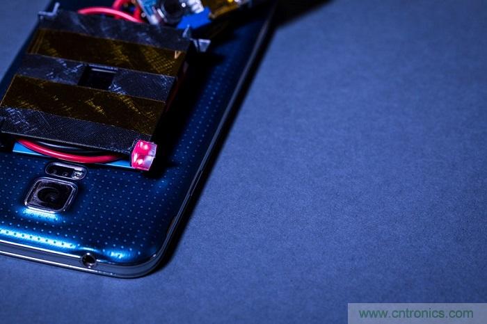 室內激光無線充電新技術亮相，可媲美傳統 USB 線纜