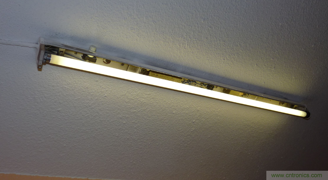 電燈泡內(nèi)通有交流電，為什么看不到燈泡在閃爍？