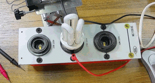 電燈泡內(nèi)通有交流電，為什么看不到燈泡在閃爍？